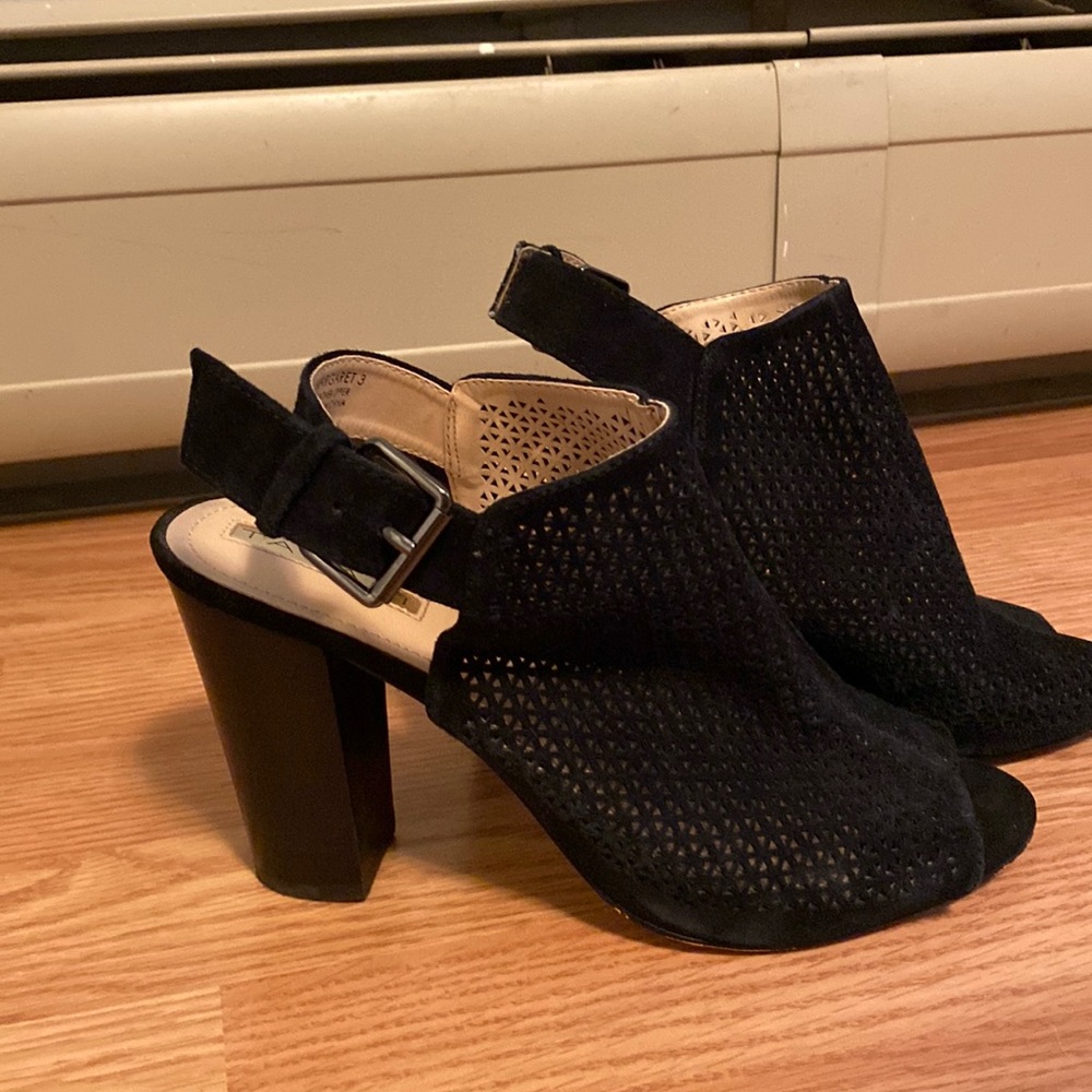 Women’s 8.5 Tahari Open Toed Shoes